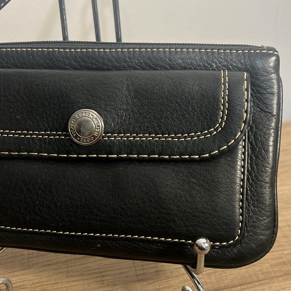 Coach, black leather wristlet - Picture 3 of 16